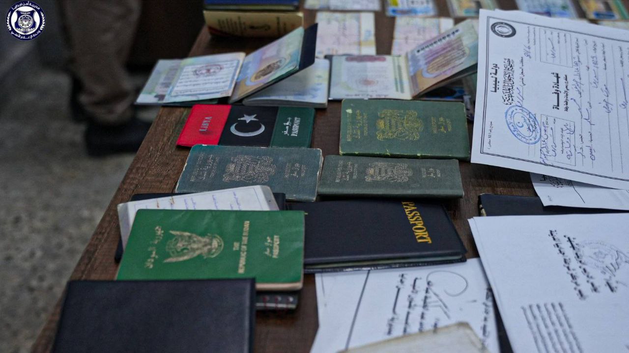 ضبط عصابة تقوم بتزوير المستندات الرسمية وتلاعب بالهوية الليبية