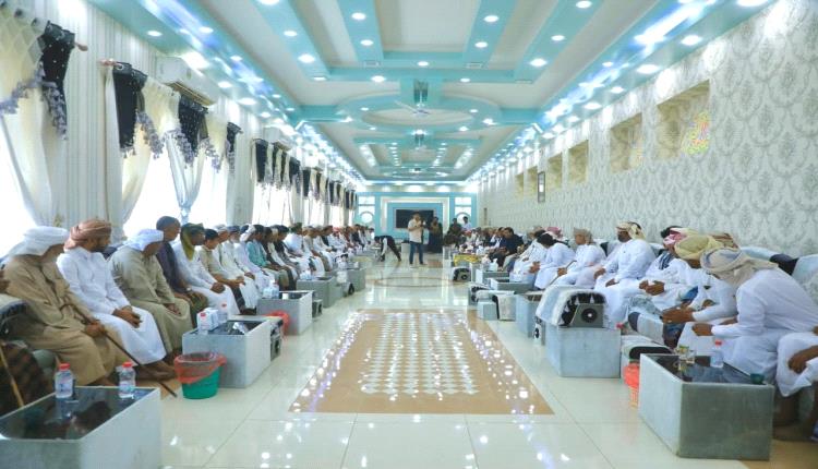 محافظ المهرة يقود اجتماعًا موسعًا مع الشيوخ والوجهاء لتعزيز الأمن وسيادة القانون