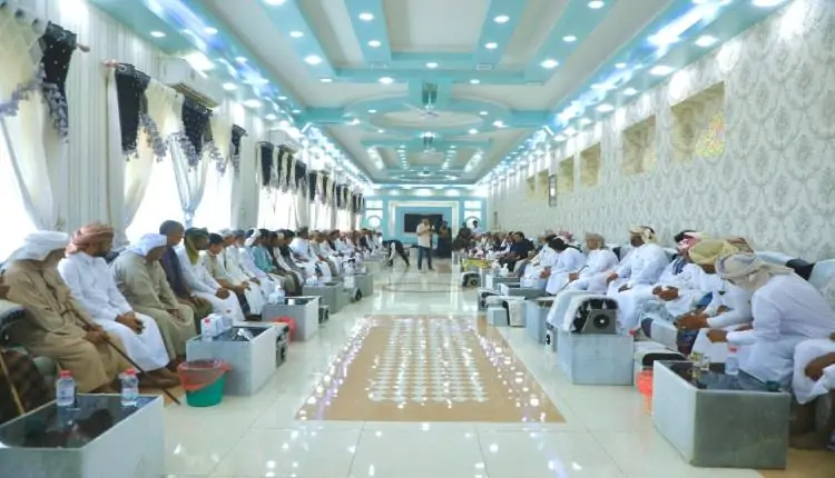 محافظ المهرة يقود اجتماعًا موسعًا مع الوجهاء والشيوخ لتعزيز الأمن وسيادة القانون