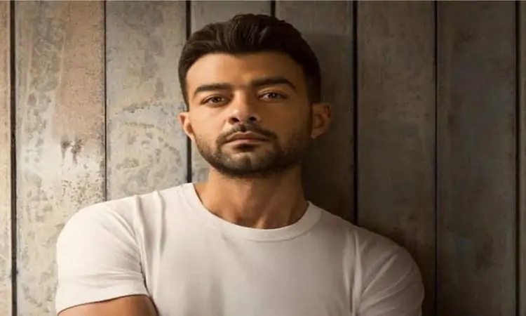 هيثم شاكر يتألق في حفله بالسعودية ويشد الأنظار بشعار ‘كامل العدد’