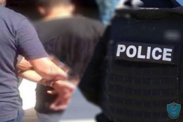الشرطة تلقي القبض على شخص تورط في العبث بسيارة مواطنة في طرابلس