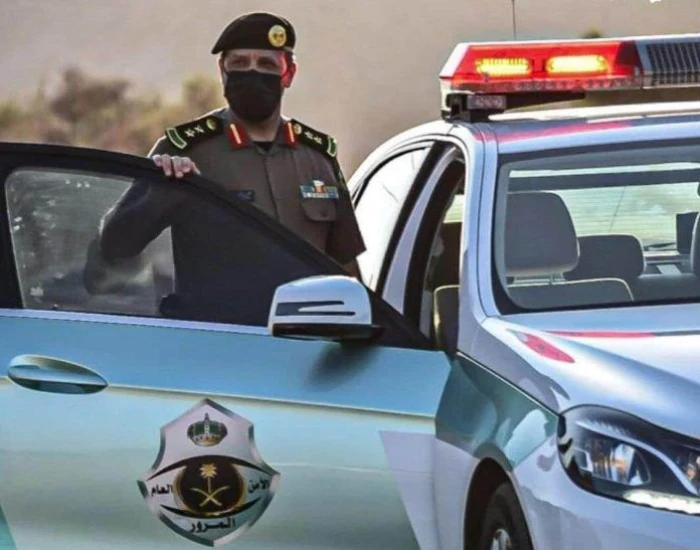 عاجل: غرامة تتجاوز 5000 ريال سعودي لمخالفي المراوغة بين المركبات على الطرق العامة!