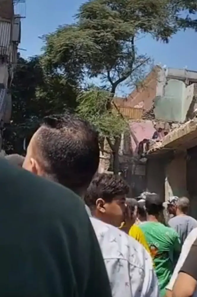 مأساة مزدوجة في القاهرة: انهيار عقارين خلال ساعة واحدة