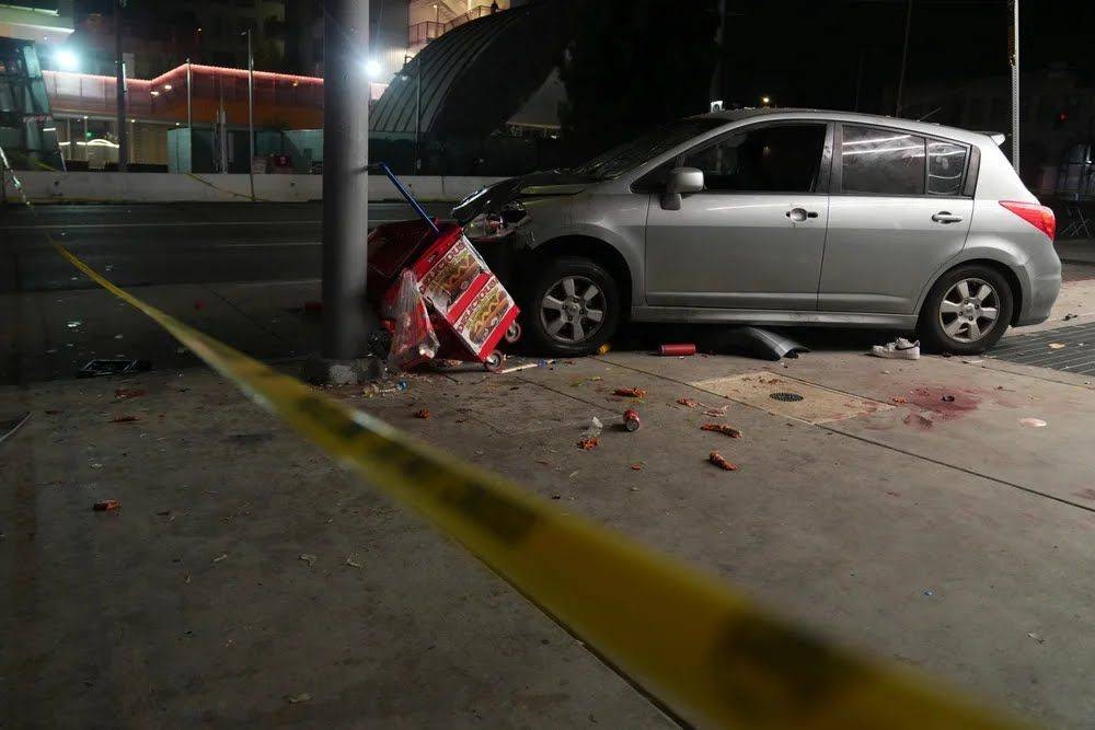 حادثة صادمة في لوس أنجلوس: سيارة تدهس حشداً وتوقع 30 مصاباً