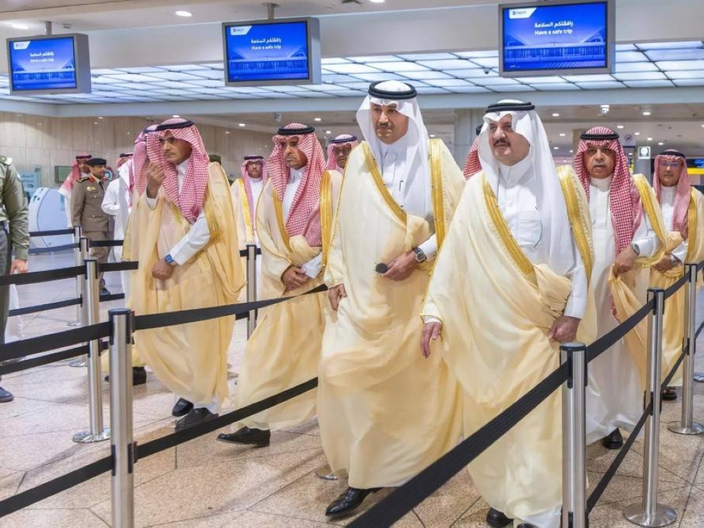 أمير الشرقية يفتتح أولى البوابات الإلكترونية في مطار الملك فهد الدولي