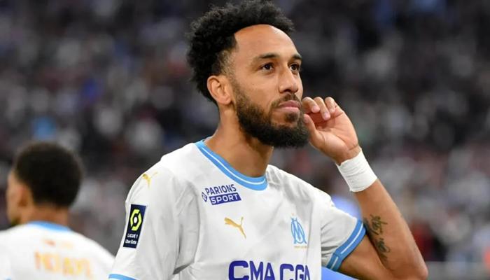 أوباميانغ يغادر الدوري السعودي نحو مارسيليا: وداع مؤثر للنجم الإفريقي