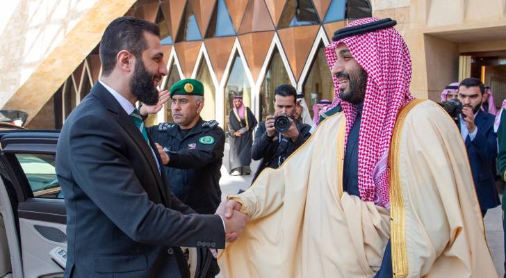 ولي العهد السعودي يشيد بجهود الشرع في معالجة الأوضاع الراهنة في سوريا