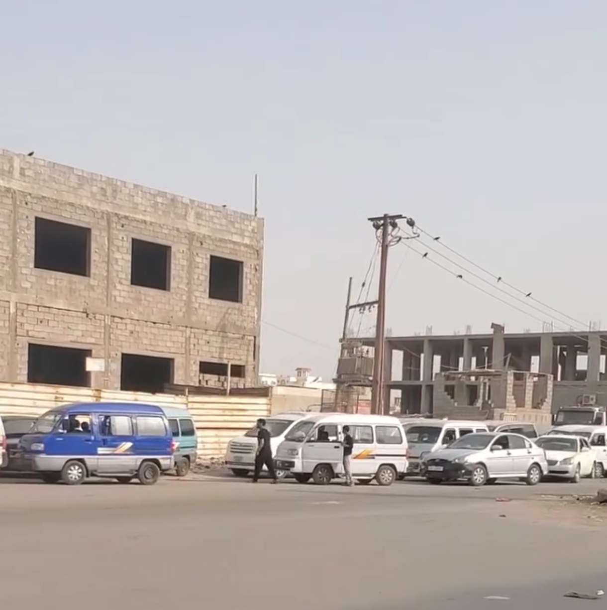 عاجل: طوابير طويلة للباصات أمام محطات الغاز في عدن – متابعة آخر الأخبار المحلية
