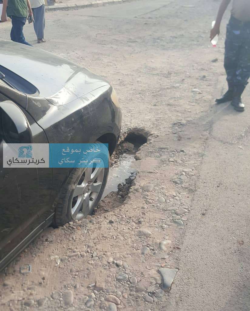 عاجل: حفرة عملاقة تبتلع سيارة في عدن – تفاصيل وصور