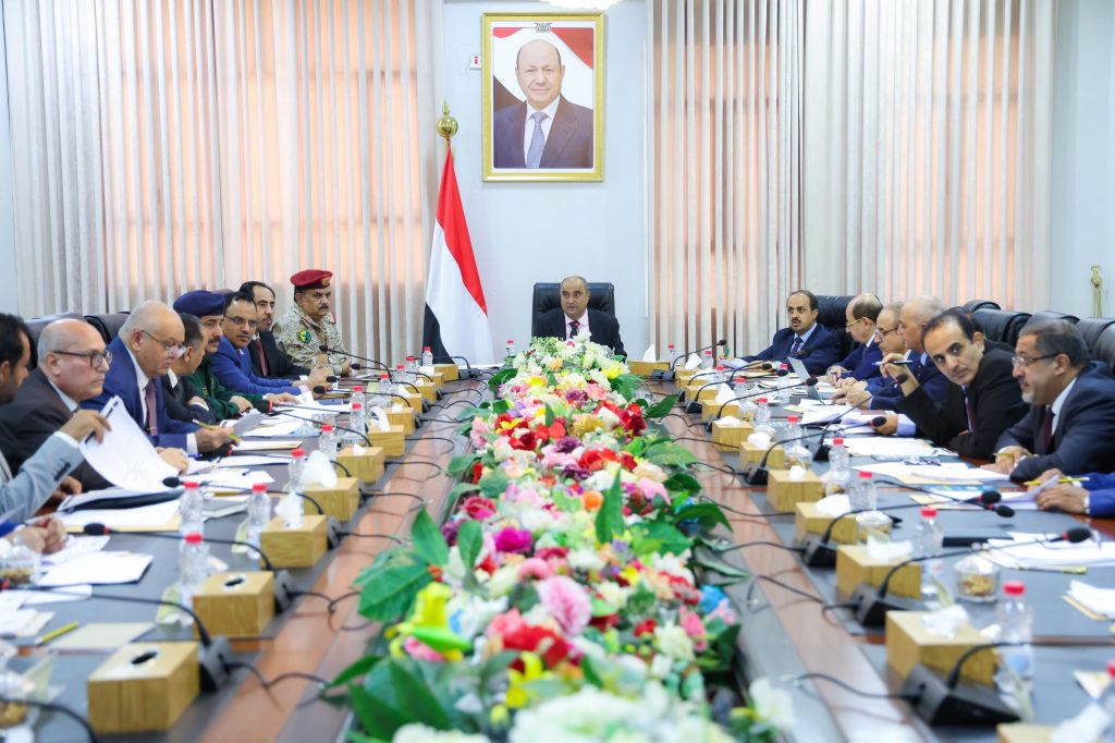 مجلس الوزراء يدعو السعودية والإمارات لدعم الحكومة مالياً واقتصادياً لمواجهة التحديات والحفاظ على الاستقرار amid الحرب الاقتصادية الحوثية