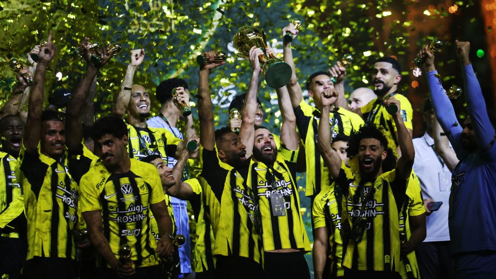 موسم تاريخي لبنزيما ورفاقه: الاتحاد يشعل المنافسة بفيلم وثائقي عن أبطال الدوري والكأس