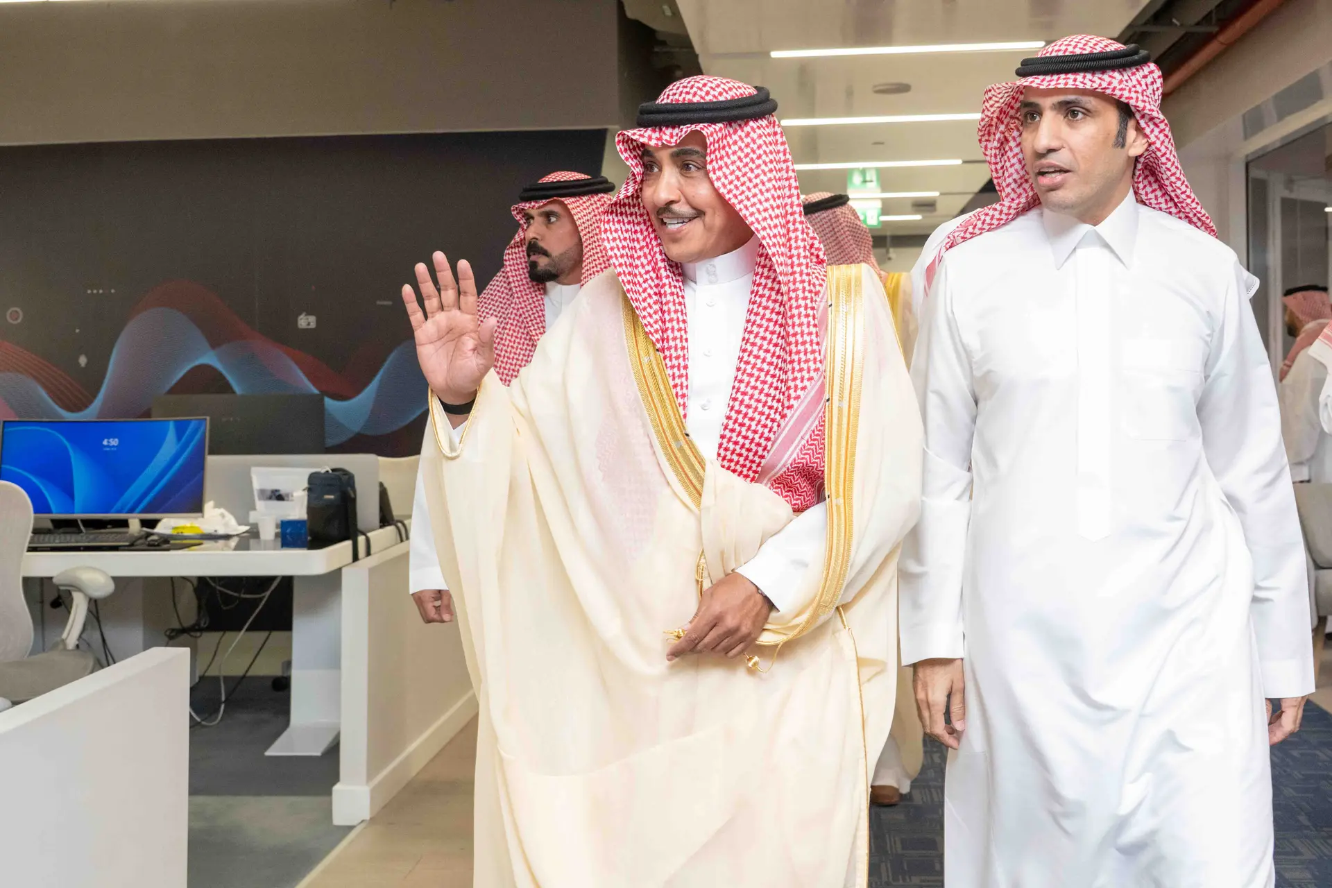 وزير الإعلام يقوم بزيارة إلى مقر قناة العربية في الرياض ويستعرض أبرز مستجدات العمل