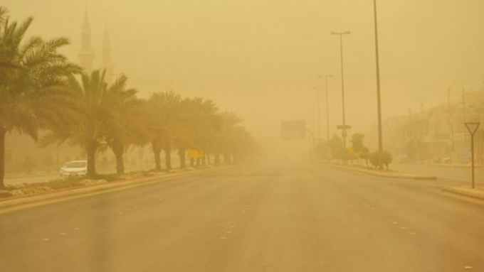 رياح قوية وغبار كثيف تُعيق الرؤية في العديد من المناطق